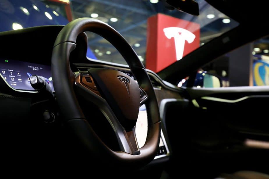 Mantan Karyawan Curi Data, Tesla Minta Bantuan Apple