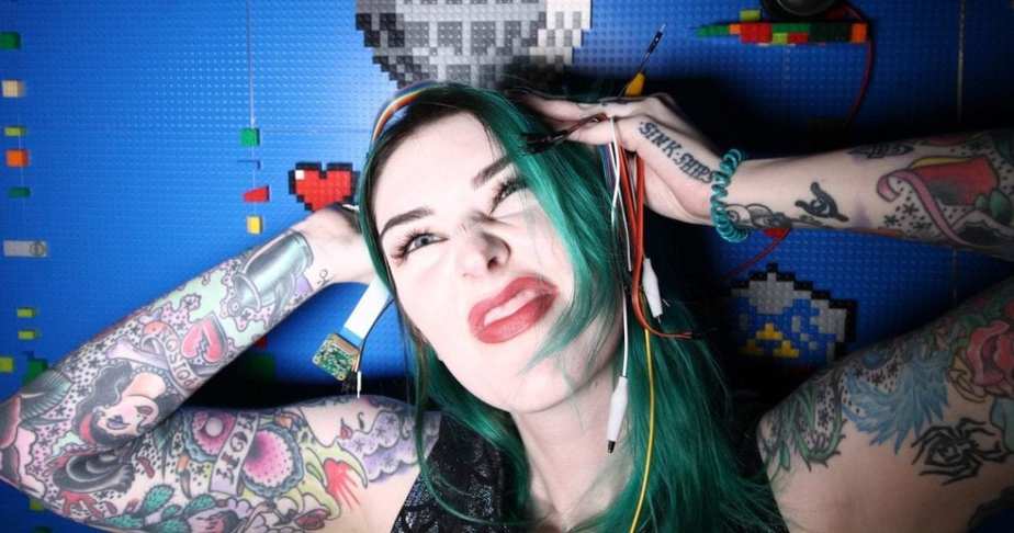 Gadis Ini Tanam Chip RFID Mobil Tesla Model 3 di Lengannya