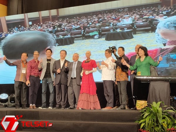 Kocak! Rudiantara Ajak Kencan Robot AI Sophia