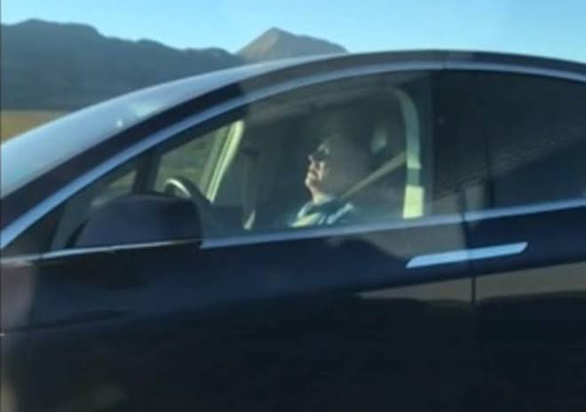Duh! Mobil Otonom Tesla Ngebut di Jalanan, Supirnya Malah Tidur