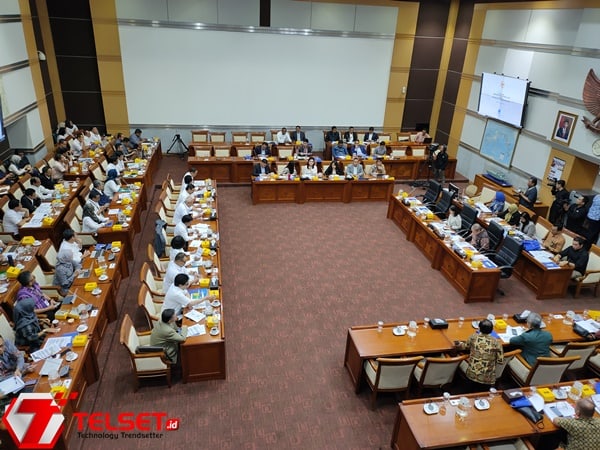 Menkominfo Johnny Komisi 1 DPR