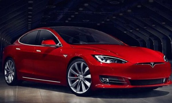 Mobil Tesla Ditarik
