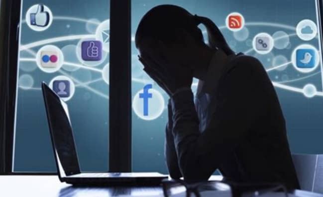 Cyber Bullying Facebook dan Instagram