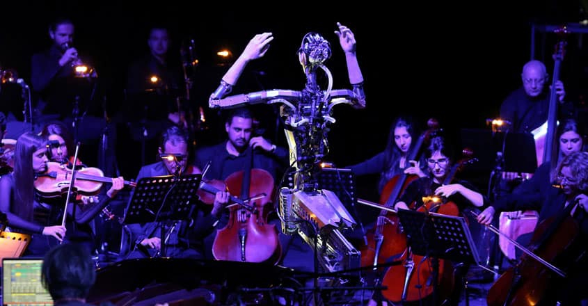 Robot Humanoid konduktor pentas orkestra