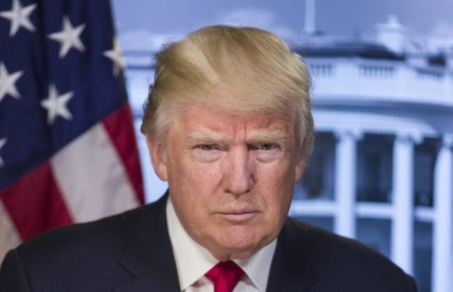 penambangan es air di Bulan