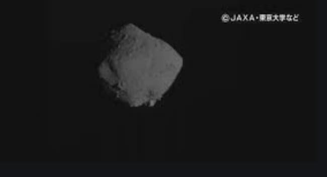 Permukaan Asteroid ‘Berlian’ Ryugu Berisi Batu Merah dan Biru