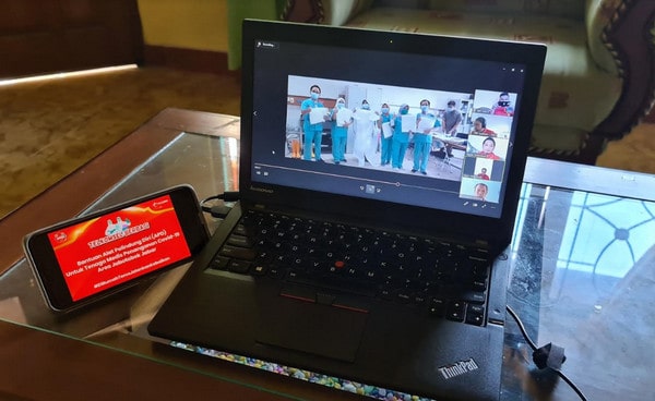 Telkomsel Serahkan APD