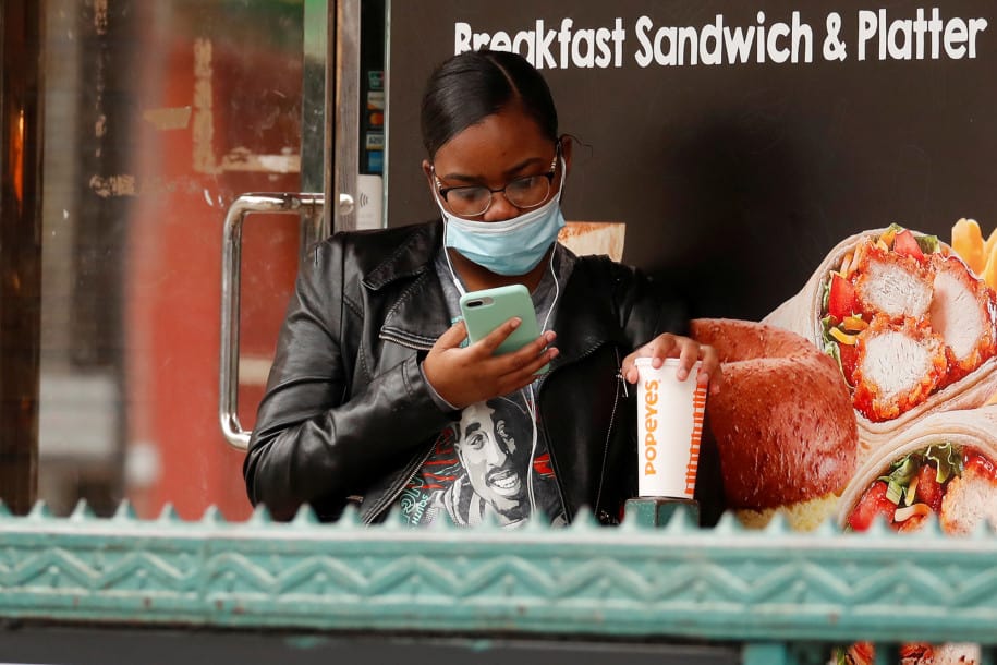 Pengguna iPhone Tak Perlu Lepas Masker untuk Buka Face ID