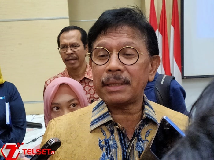 Menkominfo Telkomsel Denny Siregar