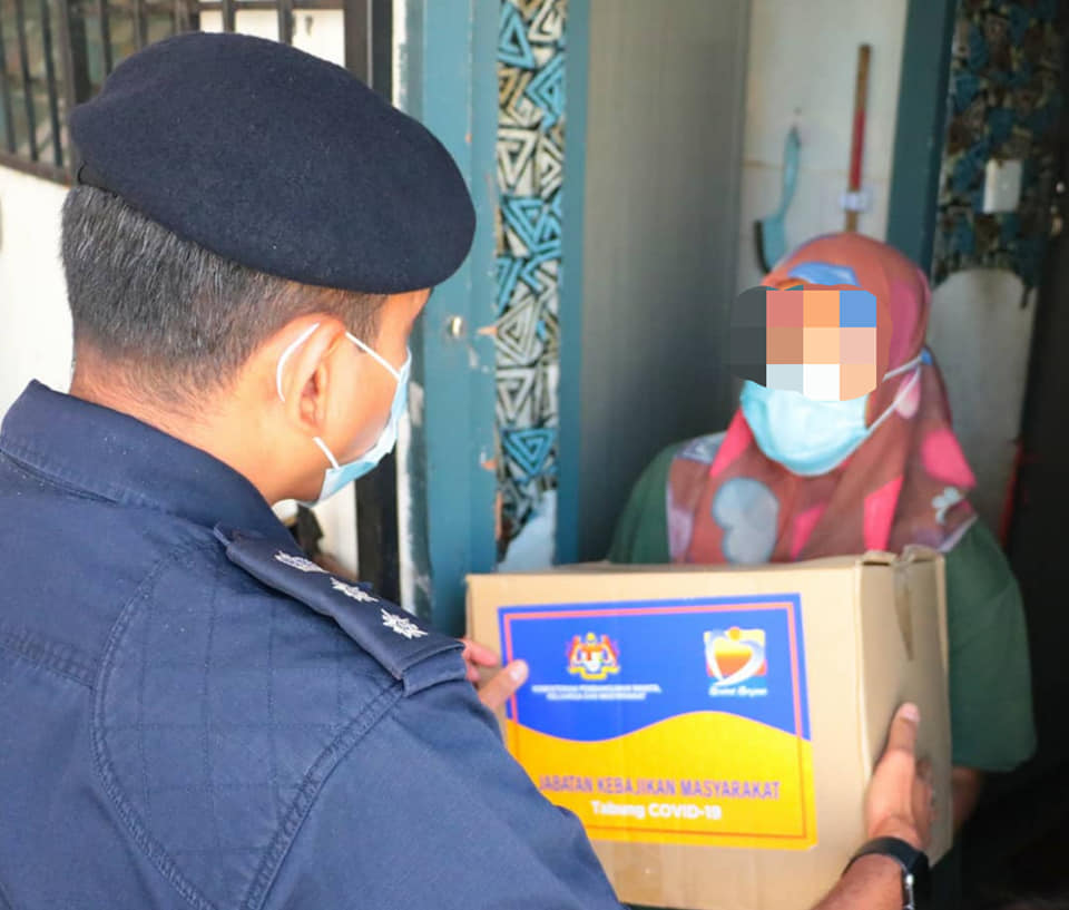 Viral! Video Haru Polisi Beri Sembako ke Seorang Ibu Pengutil