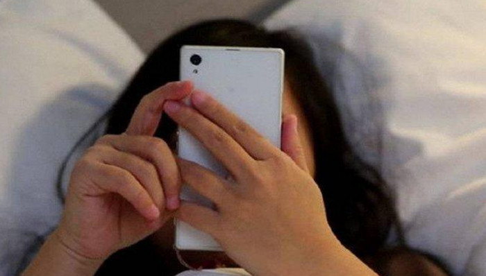 Orang Indonesia main HP