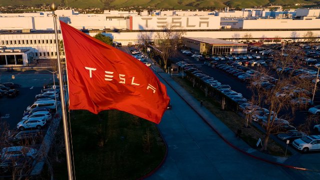 Tesla pantau medsos karyawan