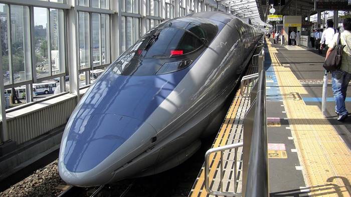 Kereta Api Bumi Bulan Jepang