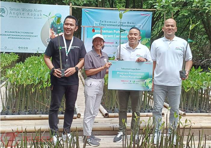 Telkomsel Jaga Bumi Carbon Offset Tanam Pohon