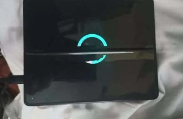 Layar Galaxy Z Fold3 retak