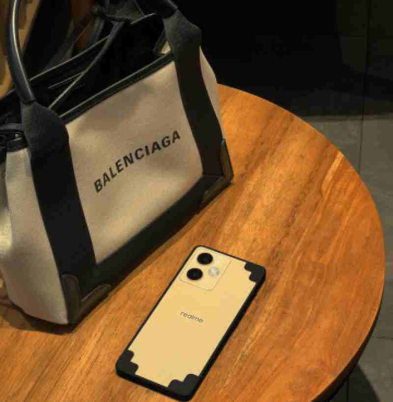 realme kolaborasi dengan Balenciaga