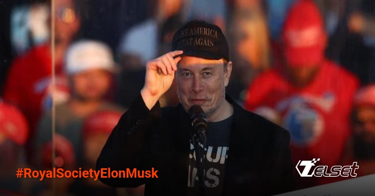 Elon Musk dalam pertemuan bisnis dengan latar belakang logo Royal Society