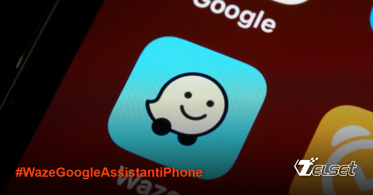 Tampilan aplikasi Waze di iPhone dengan ikon mikrofon untuk perintah suara