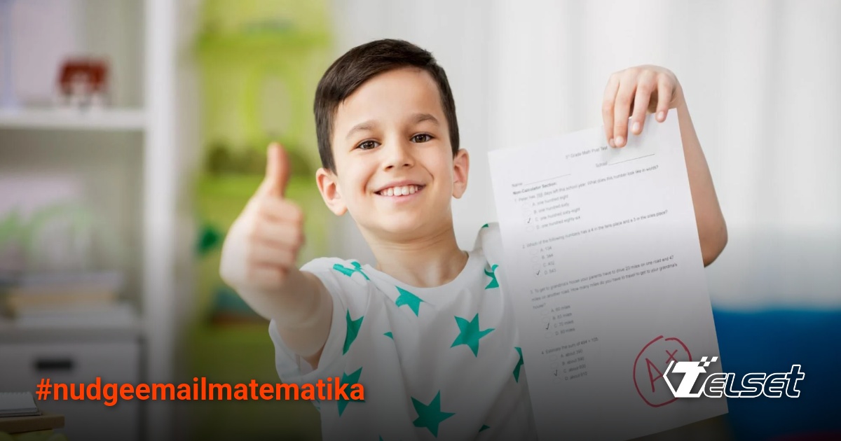 Guru sedang mengajar matematika di kelas dengan siswa sekolah dasar