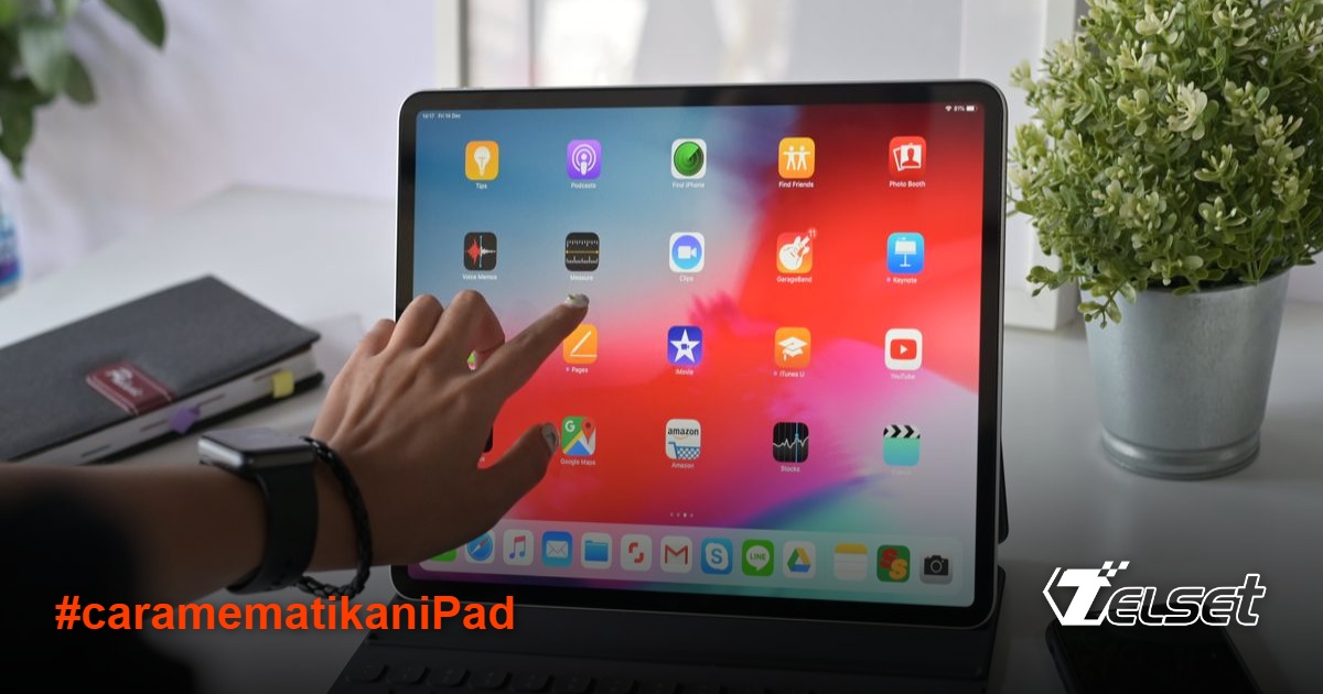 Ilustrasi tangan mematikan iPad dengan slider power off di layar