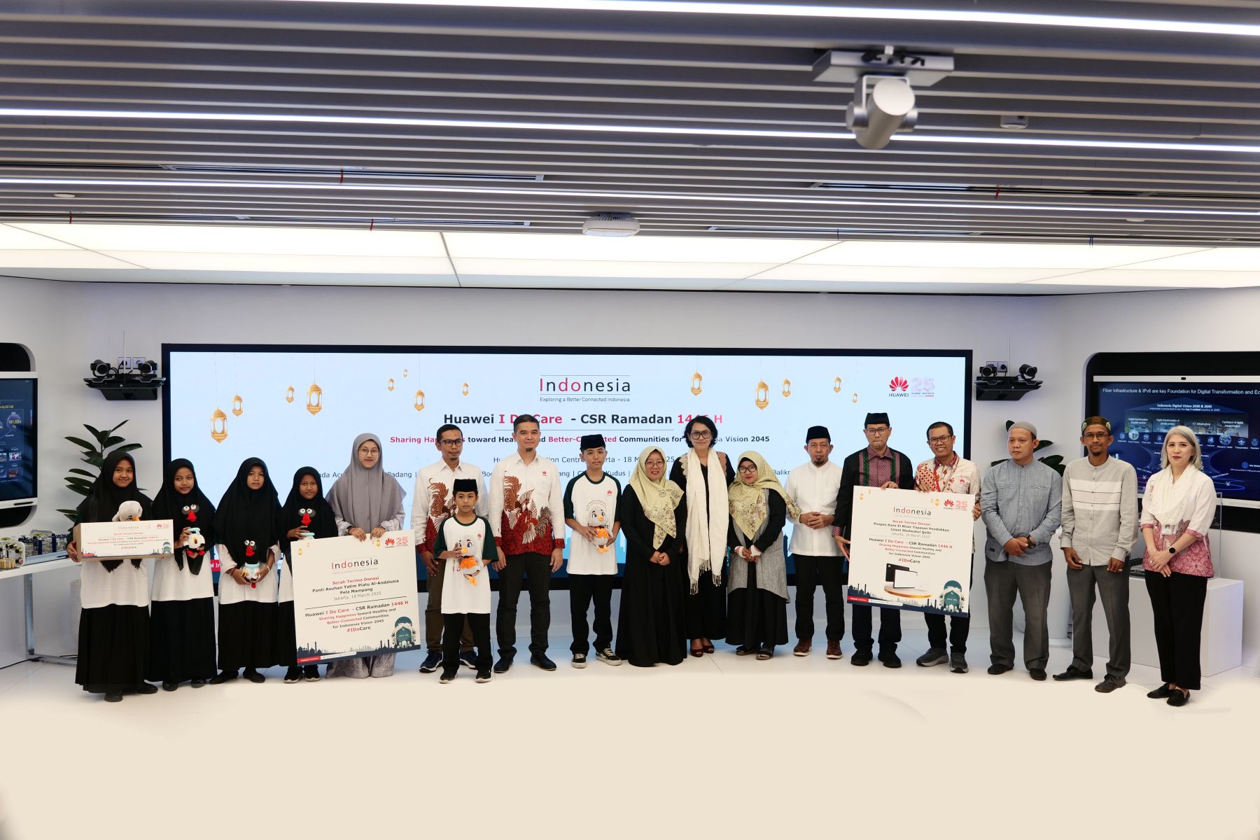 Huawei menyerahkan donasi digital ke pesantren di Indonesia