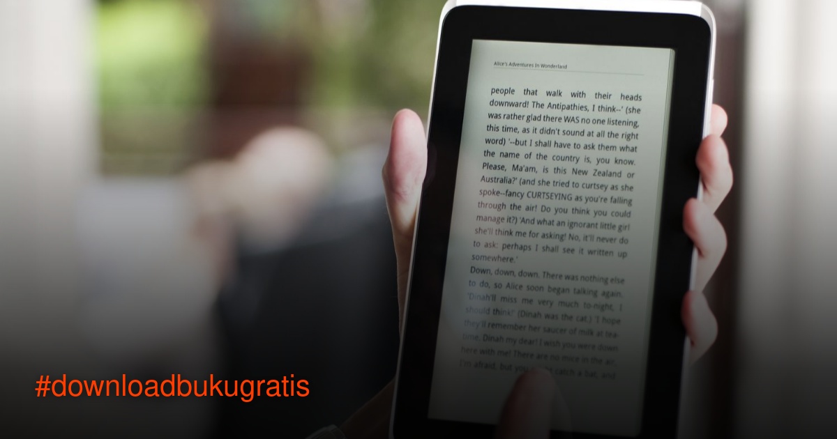 Ilustrasi wanita membaca buku digital di tablet dengan latar rak buku virtual