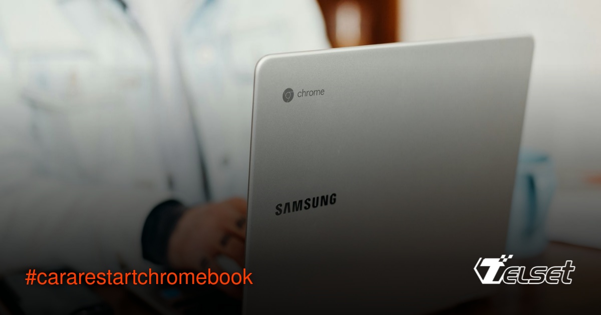 Ilustrasi tangan menekan tombol power pada keyboard Chromebook