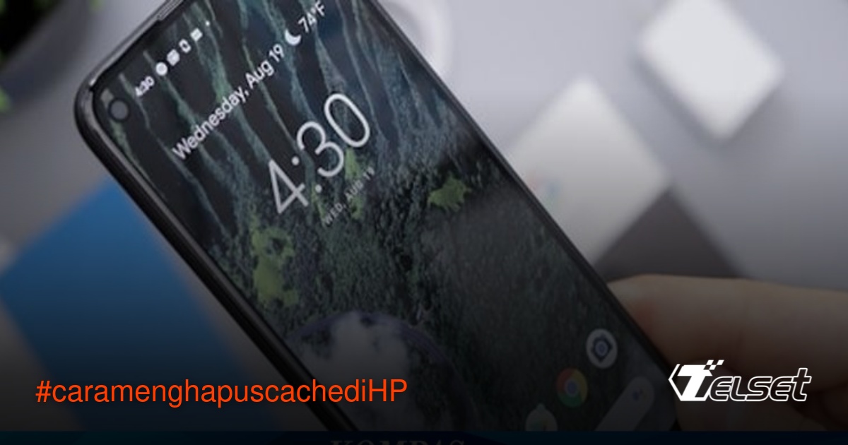 Ilustrasi tangan sedang menghapus cache di smartphone dengan latar belakang ikon penyimpanan