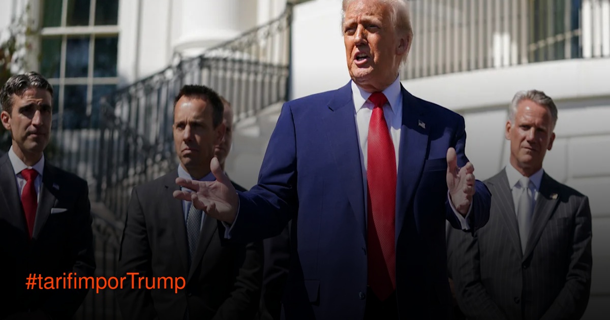 Presiden Donald Trump mengumumkan kenaikan tarif impor China di podium pidato