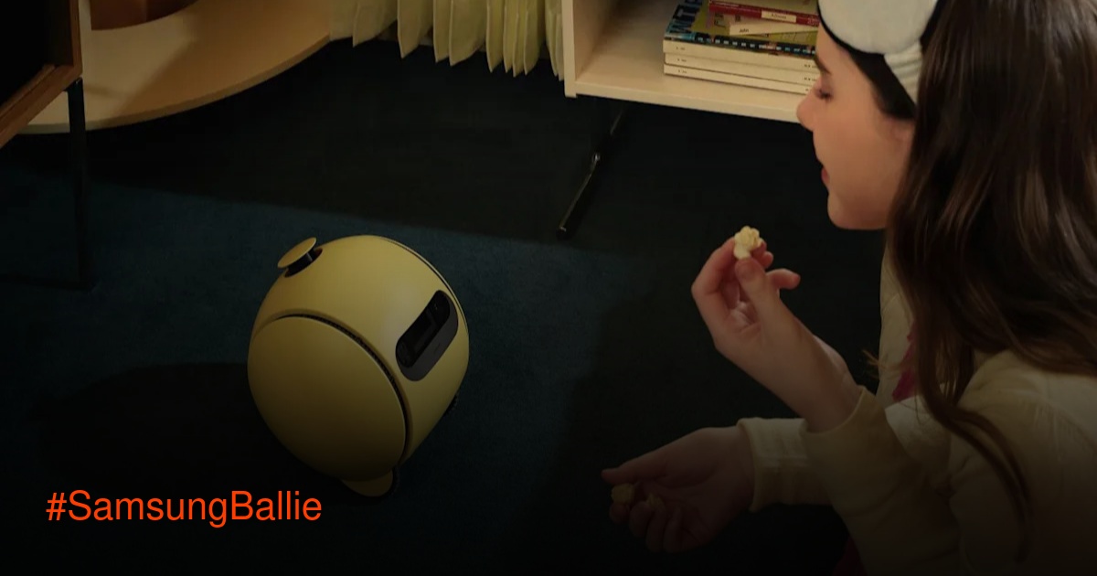 Robot Samsung Ballie dengan desain bulat berwarna putih di atas meja kayu