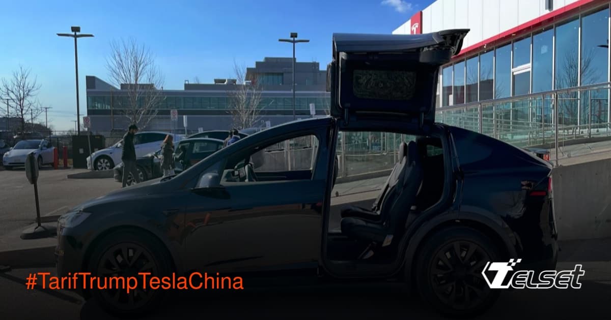 Tesla Model S dan X di showroom China dengan latar belakang pabrik