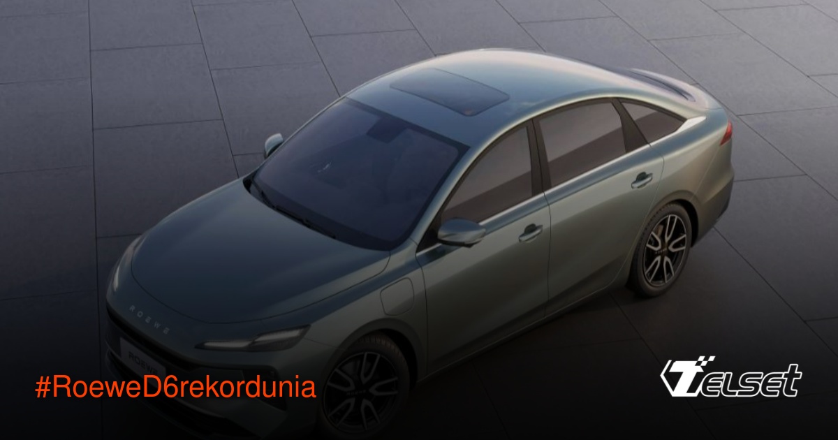 Roewe D6 sedan listrik melintasi Jalan Raya Qinghai-Tibet dengan pemandangan pegunungan bersalju