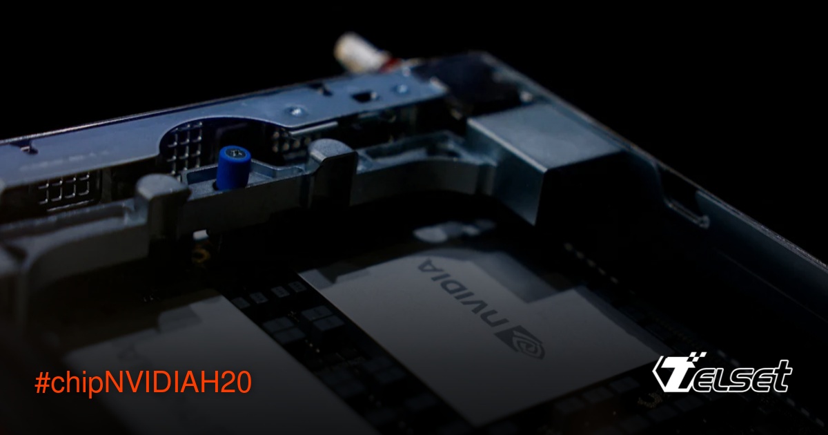 Ilustrasi chip NVIDIA H20 dengan latar belakang peta China dan bendera Amerika Serikat