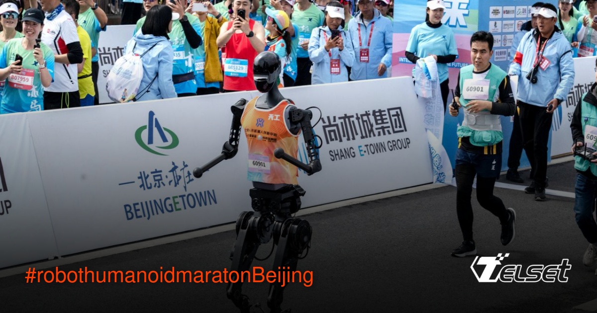 Robot humanoid Tiangong Ultra berlari di maraton Beijing dengan operator di sampingnya
