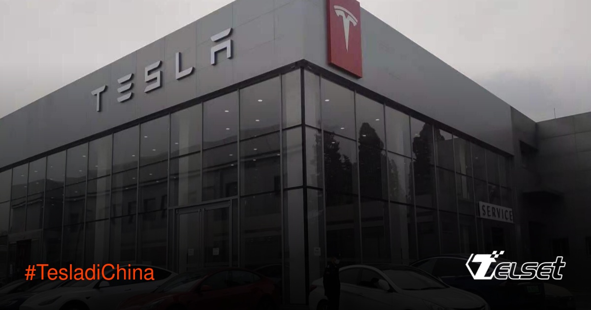 Tesla Model Y di showroom China dengan latar belakang kompetitor BYD