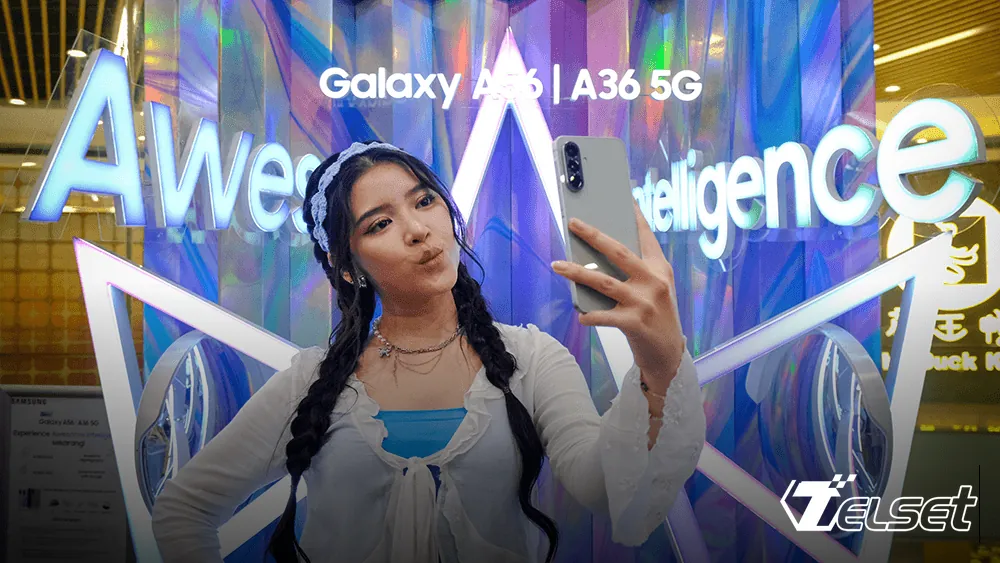 Pengunjung mencoba Galaxy A56 5G dan A36 5G di Awesome Space Samsung