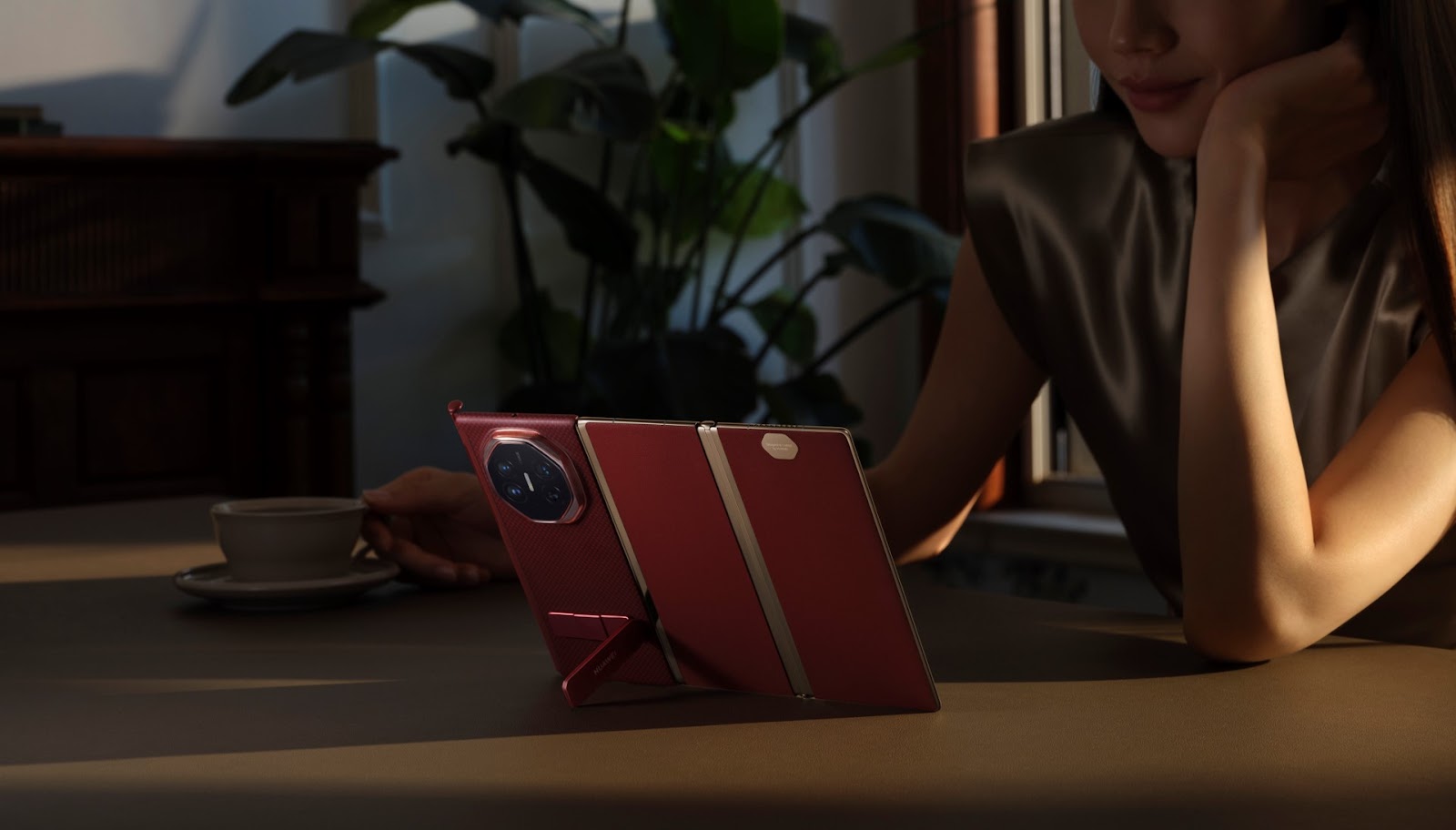 Huawei Mate XT Ultimate Design, smartphone lipat tiga dengan desain premium