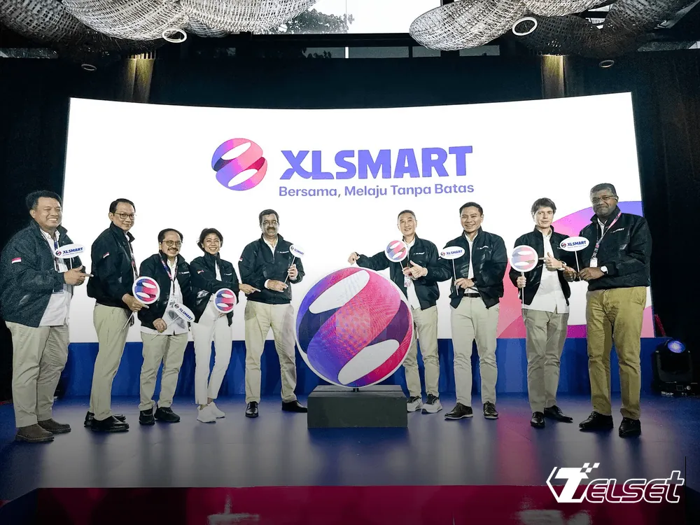 Logo resmi XLSMART dengan simbol Infinity World dan tagline "Bersama, Melaju Tanpa Batas"
