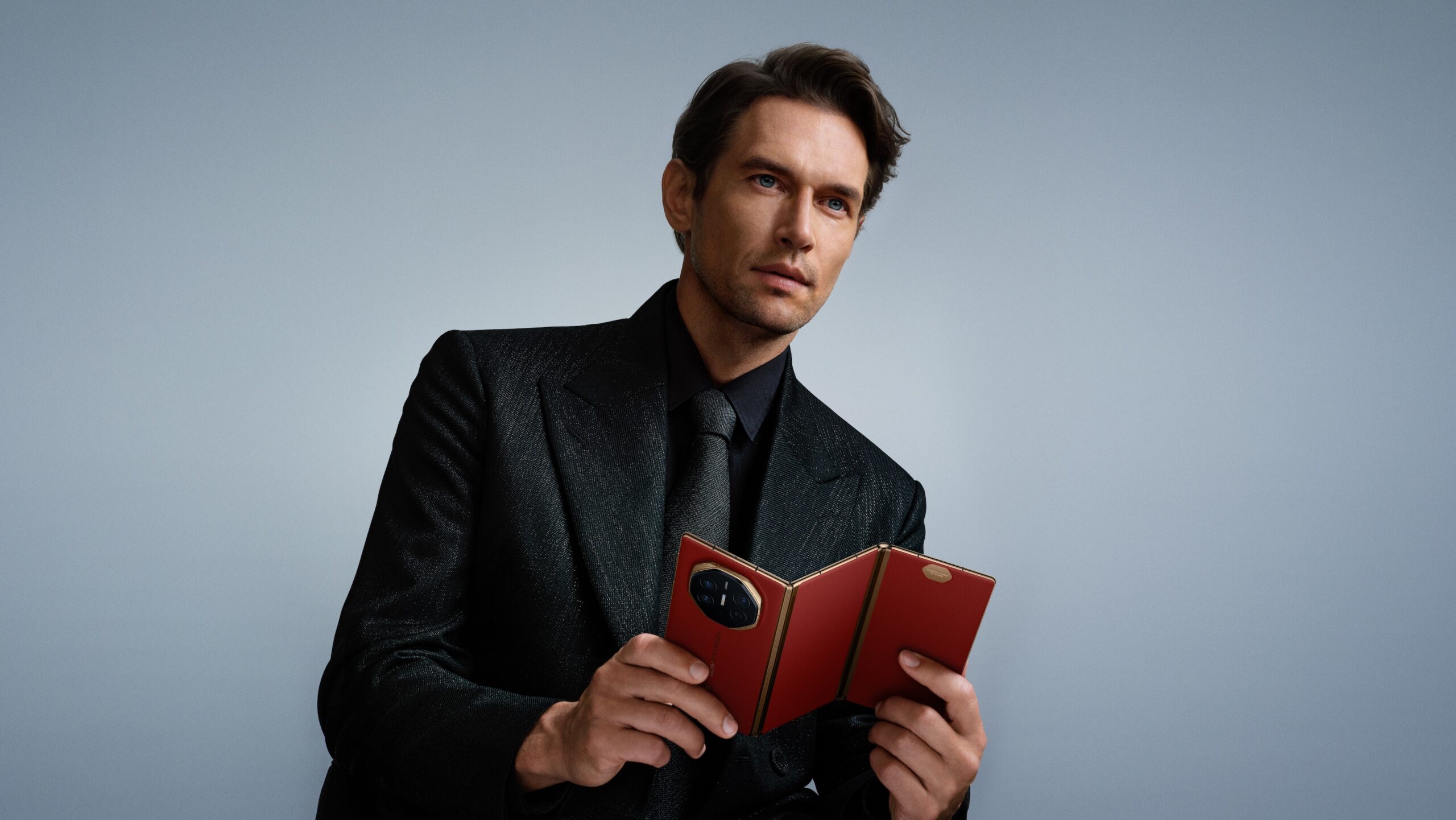 HUAWEI Mate XT smartphone lipat tiga dalam mode triple-screen dengan tampilan multitasking