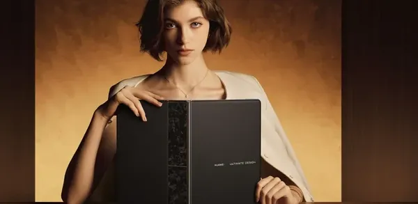 Huawei MateBook Fold Ultimate Design dalam mode layar terbuka penuh