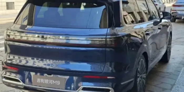 Geely Galaxy M9 crossover hybrid 6 kursi tampak samping