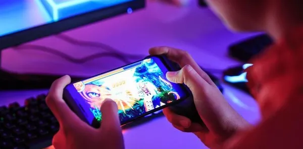 Ilustrasi pertumbuhan industri game di Indonesia dengan grafik dan pemain game