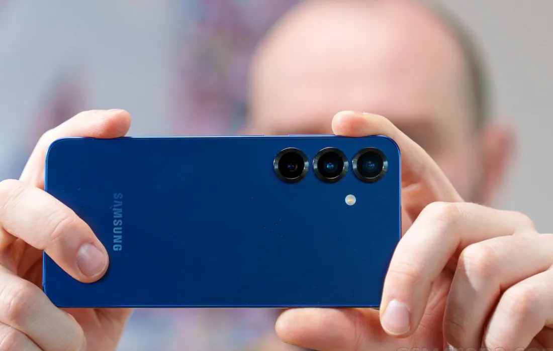 Samsung Galaxy S25 sebagai referensi desain Galaxy S26