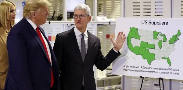 Donald Trump dan Tim Cook berdialog di pabrik Apple