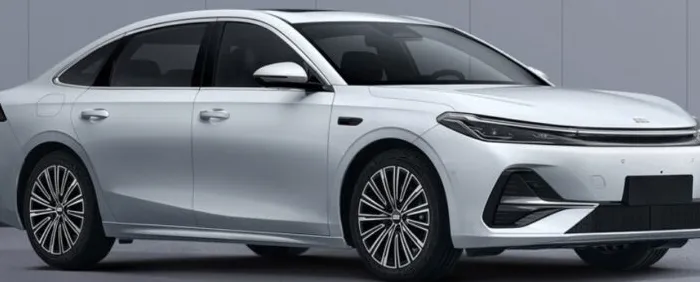 Geely Galaxy A7 sedan hybrid dalam kondisi tersamarkan