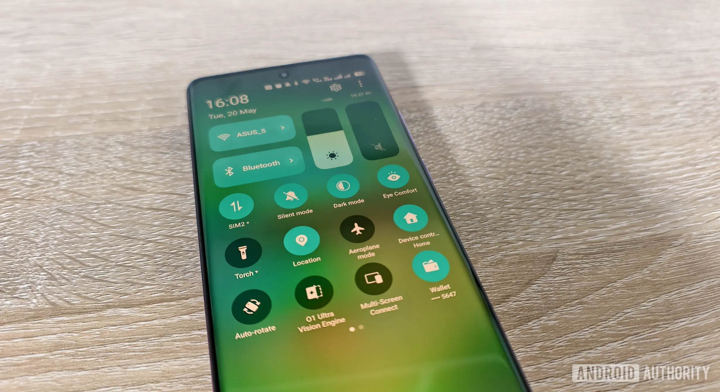 Smartphone dengan tampilan dark mode dan fitur eye comfort yang aktif