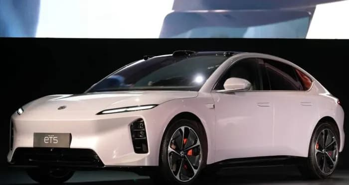 Nio ET5 Touring 2025 dengan desain eksterior baru dan warna moonlight silver