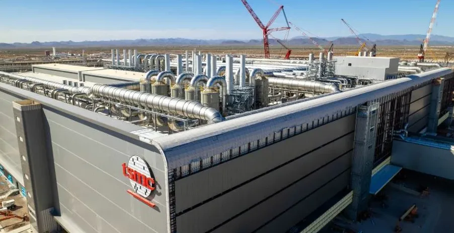 TSMC pabrik chip di Arizona dengan latar belakang bendera AS dan Taiwan