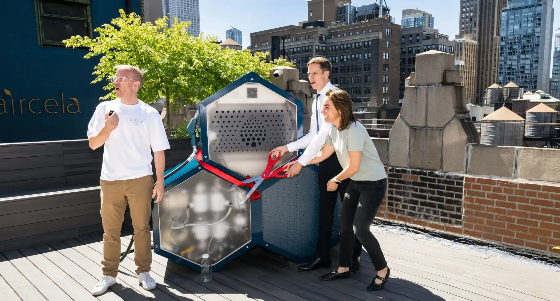 Mesin Aircela berukuran kulkas yang menghasilkan bensin dari udara