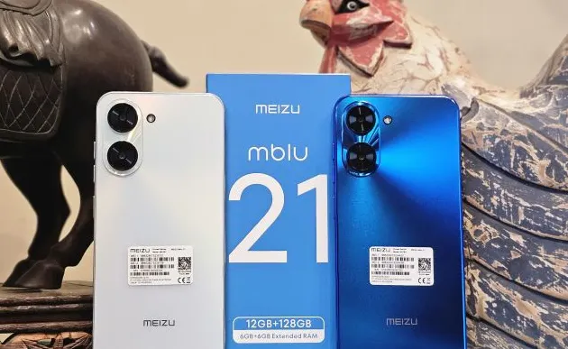 Meizu Mblu 21 smartphone dalam warna silver dan blue